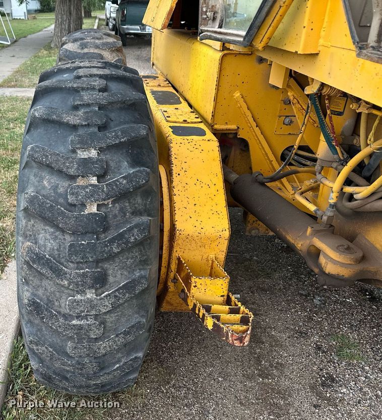 image for item EQ4828 1987 John Deere 770B motor grader