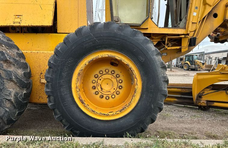 image for item EQ4828 1987 John Deere 770B motor grader