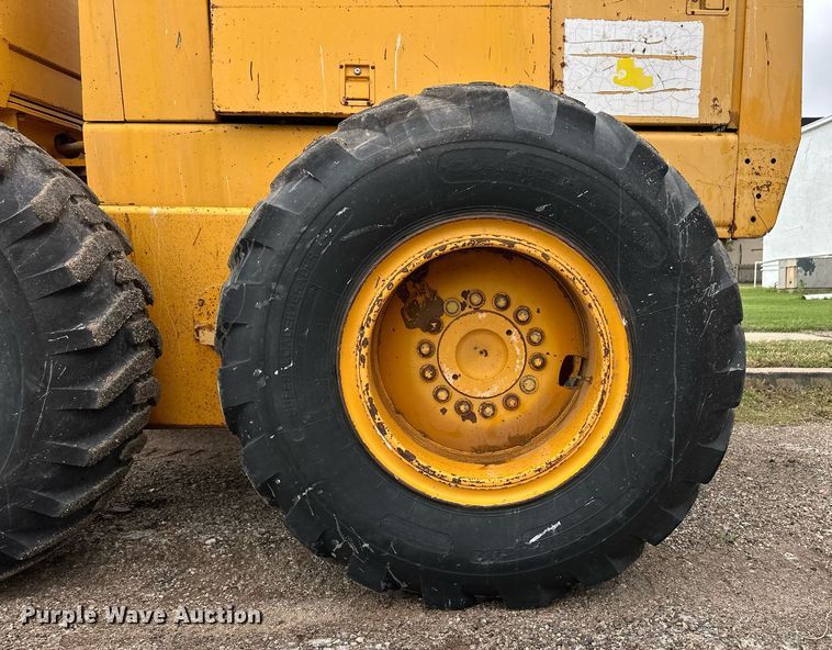 image for item EQ4828 1987 John Deere 770B motor grader