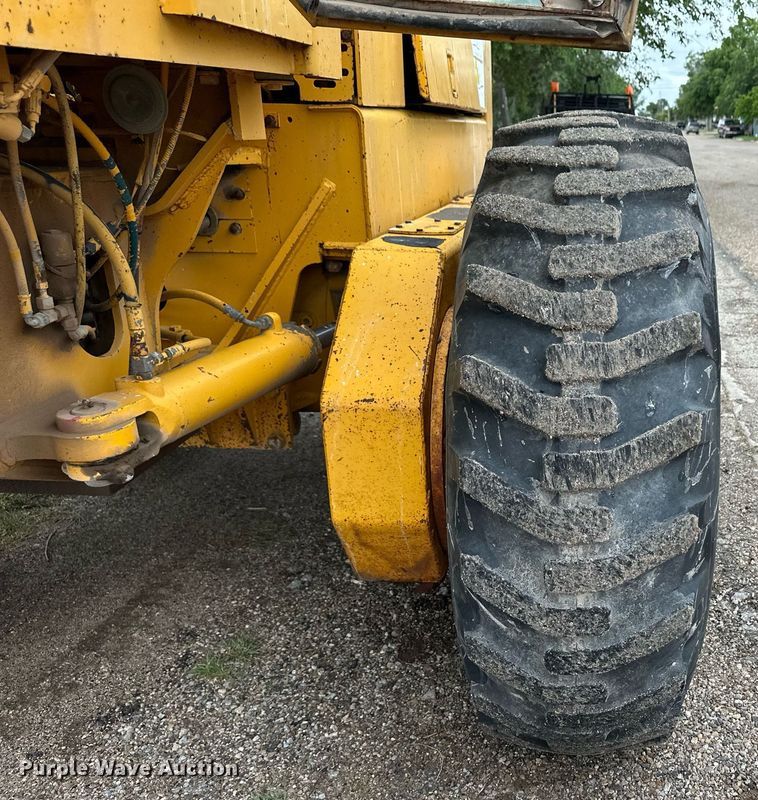 image for item EQ4828 1987 John Deere 770B motor grader