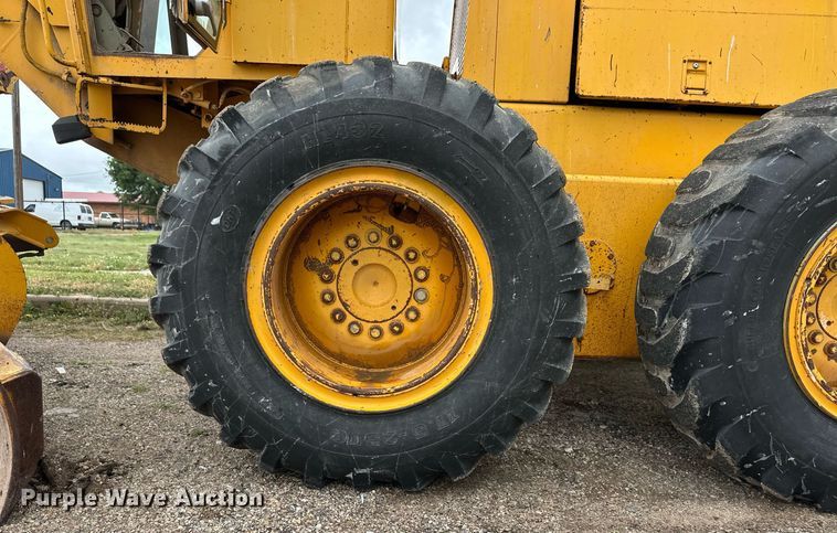 image for item EQ4828 1987 John Deere 770B motor grader