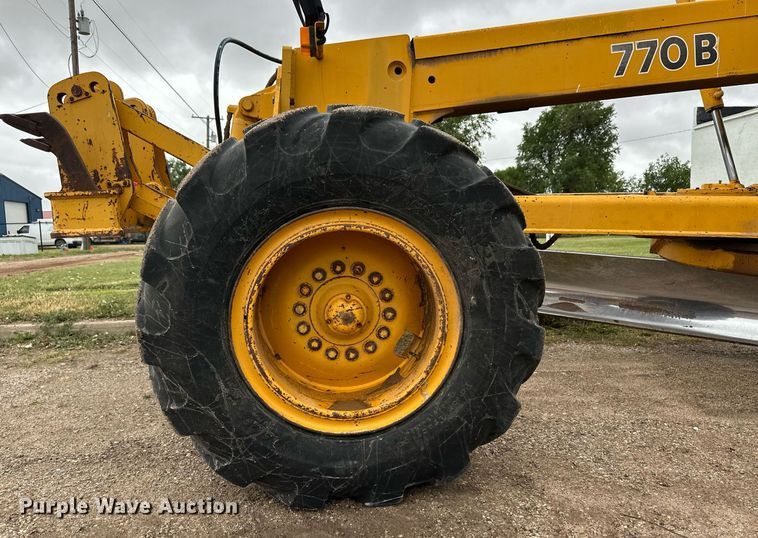 image for item EQ4828 1987 John Deere 770B motor grader