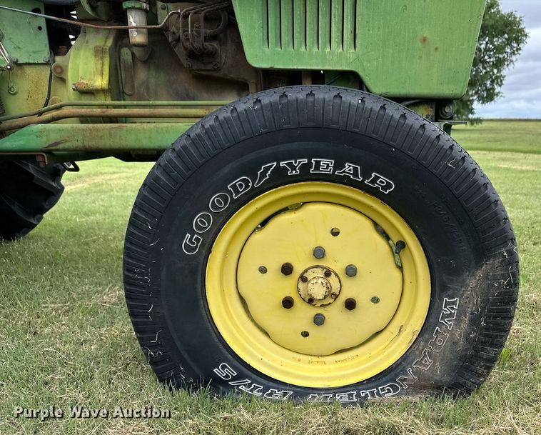 image for item EQ4842 1980 John Deere 950 tractor