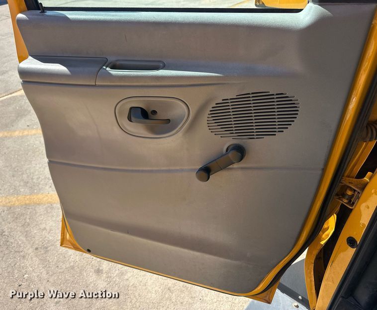image for item EQ4863 2006 Ford E350 Super Duty school bus