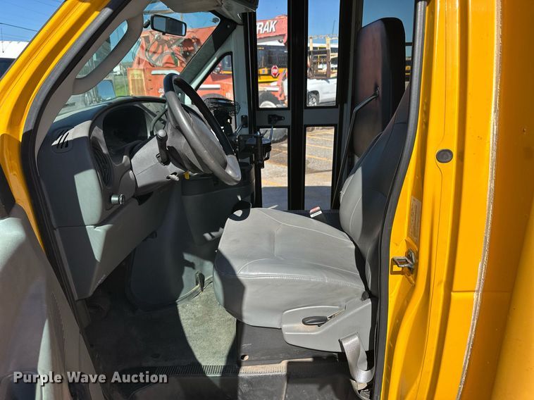 image for item EQ4863 2006 Ford E350 Super Duty school bus