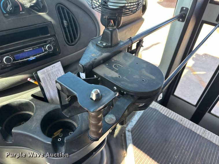 image for item EQ4863 2006 Ford E350 Super Duty school bus