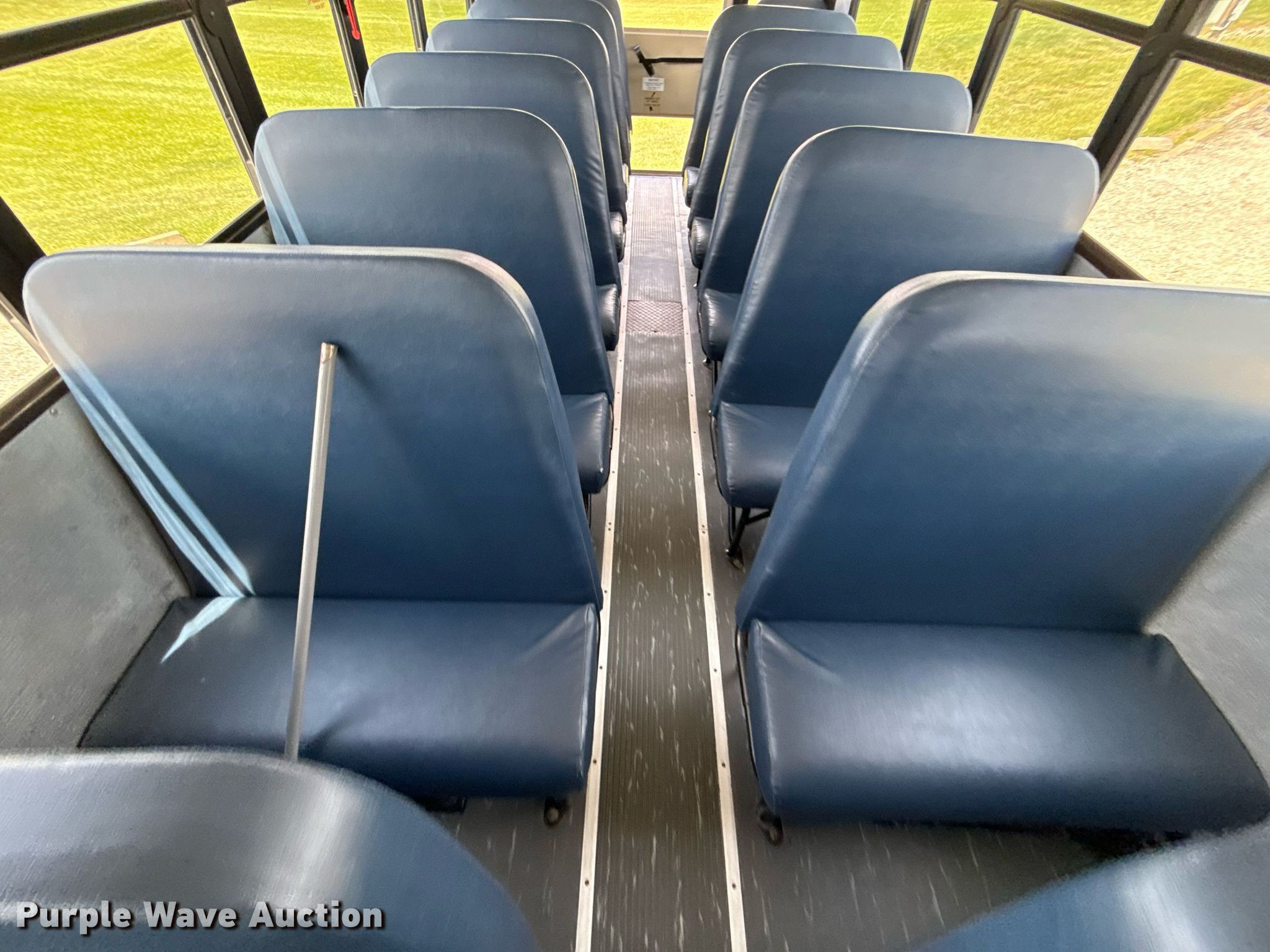2010 Thomas Saf-T-Liner C2 school bus in Easton, KS | Item