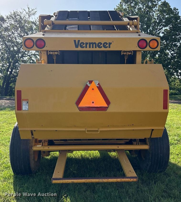 image for item DM1901 2009 Vermeer 604SM round baler