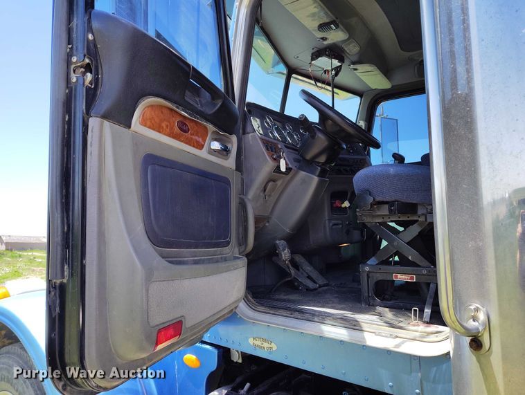 image for item DP4958 2010 Peterbilt  367 semi truck