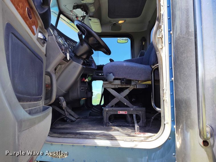 image for item DP4958 2010 Peterbilt  367 semi truck