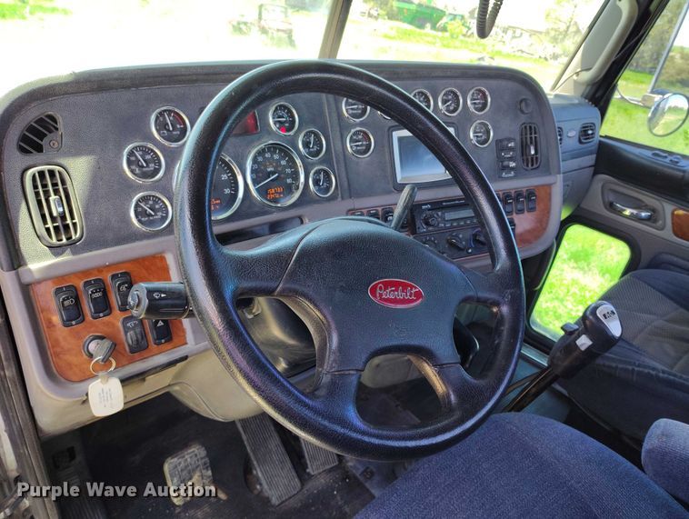image for item DP4958 2010 Peterbilt  367 semi truck