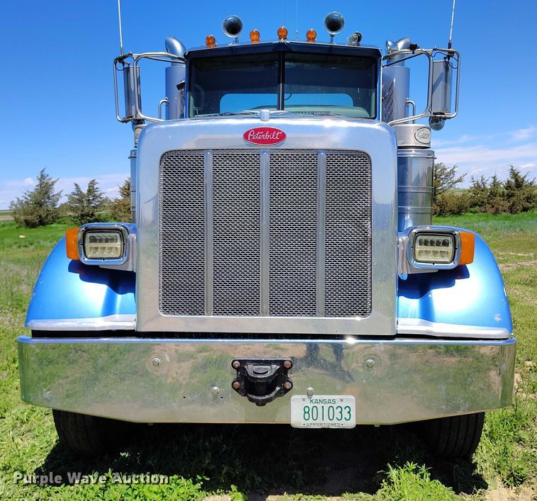 image for item DP4958 2010 Peterbilt  367 semi truck