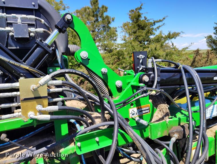 image for item DP4960 2015 John Deere 1725 planter