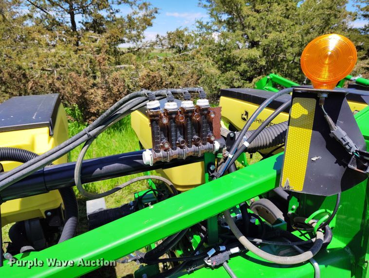image for item DP4960 2015 John Deere 1725 planter