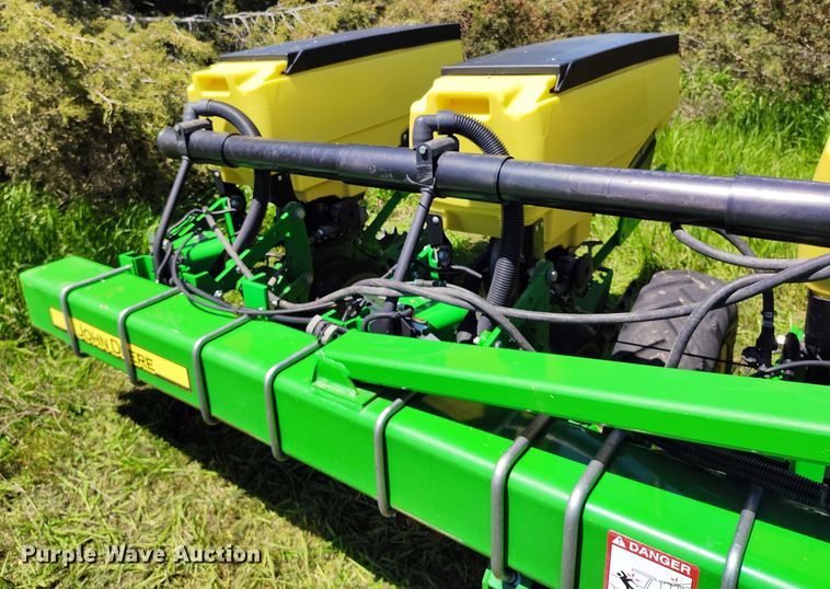 image for item DP4960 2015 John Deere 1725 planter