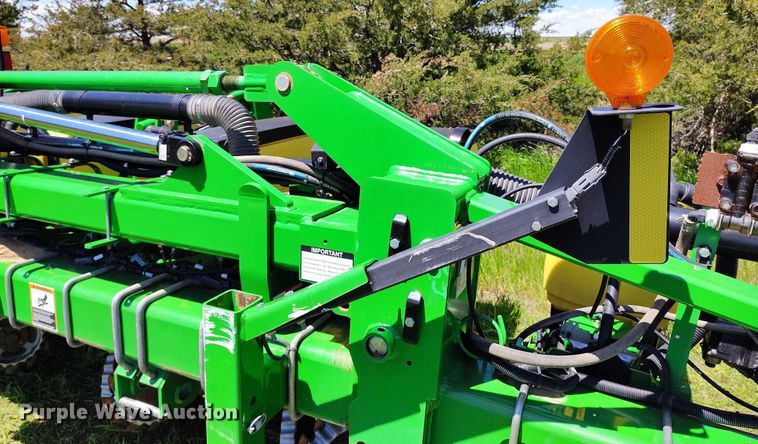 image for item DP4960 2015 John Deere 1725 planter