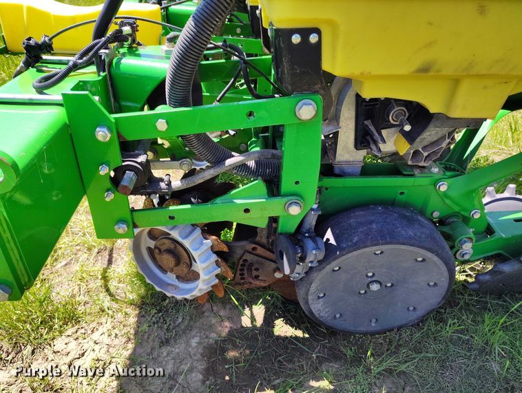 image for item DP4960 2015 John Deere 1725 planter