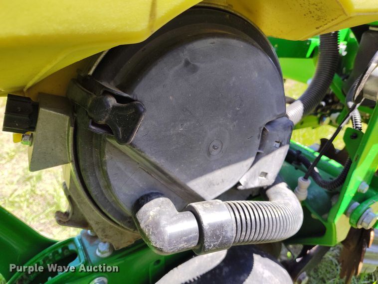 image for item DP4960 2015 John Deere 1725 planter