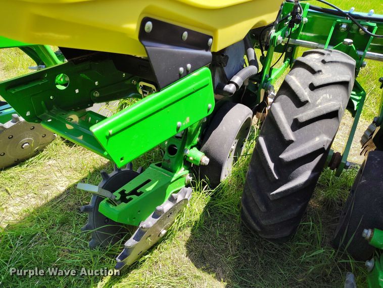 image for item DP4960 2015 John Deere 1725 planter