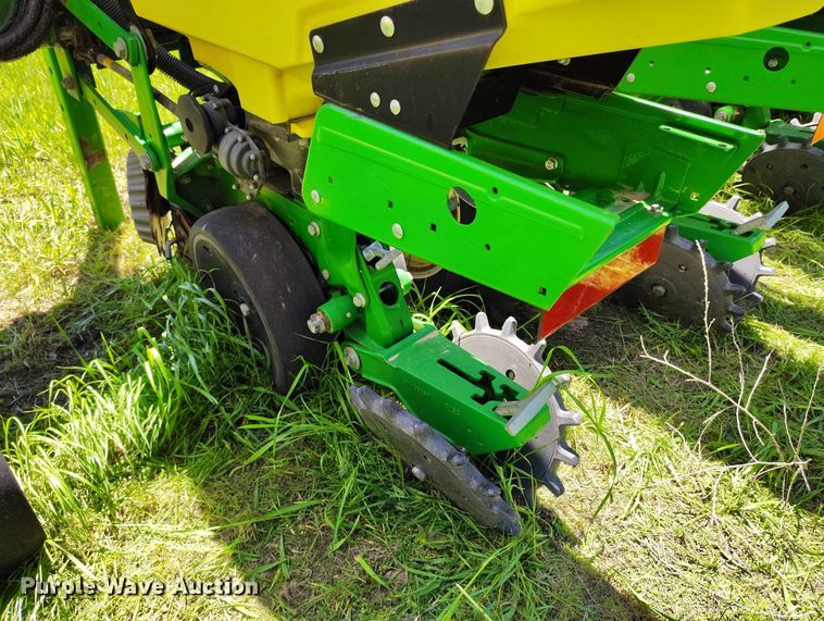 image for item DP4960 2015 John Deere 1725 planter