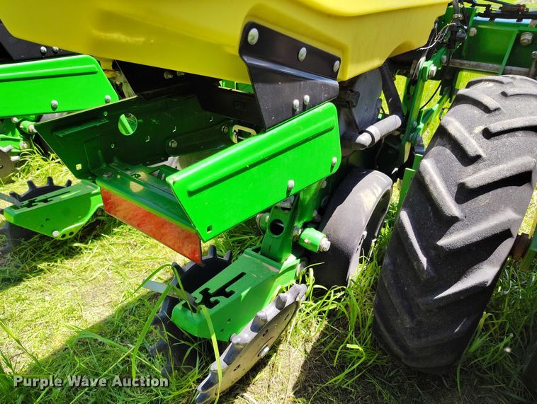image for item DP4960 2015 John Deere 1725 planter