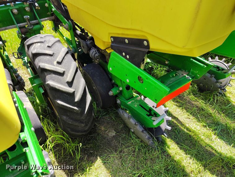 image for item DP4960 2015 John Deere 1725 planter