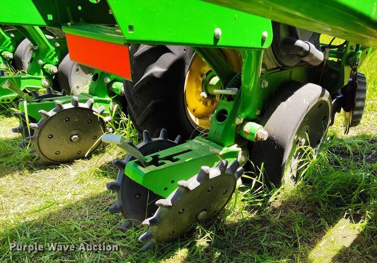 image for item DP4960 2015 John Deere 1725 planter