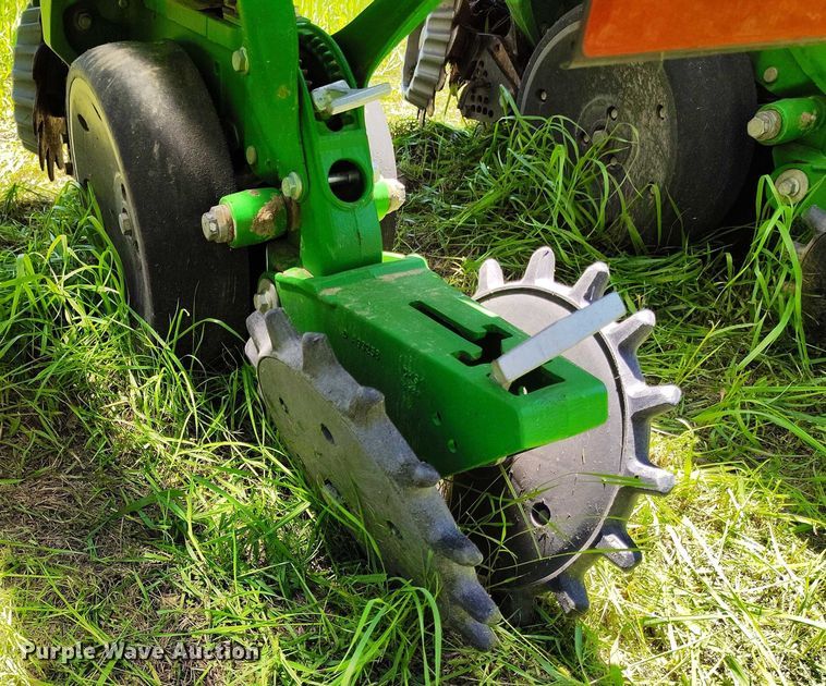 image for item DP4960 2015 John Deere 1725 planter
