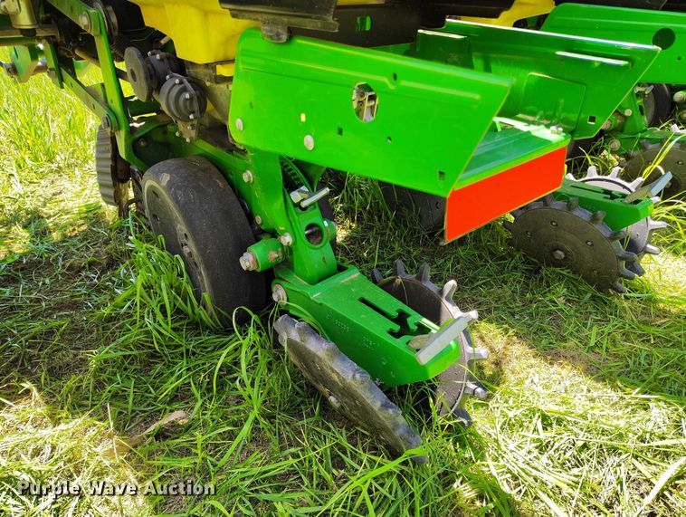 image for item DP4960 2015 John Deere 1725 planter