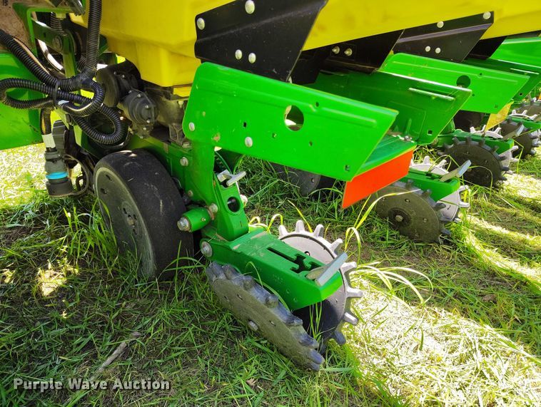 image for item DP4960 2015 John Deere 1725 planter