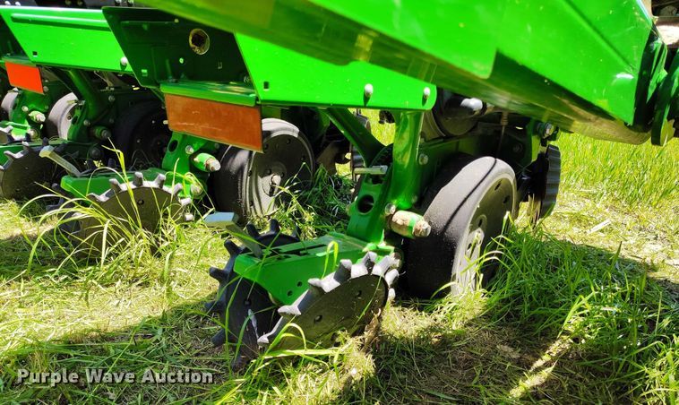 image for item DP4960 2015 John Deere 1725 planter