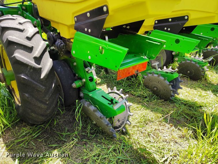 image for item DP4960 2015 John Deere 1725 planter