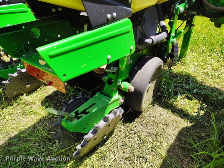 image for item DP4960 2015 John Deere 1725 planter