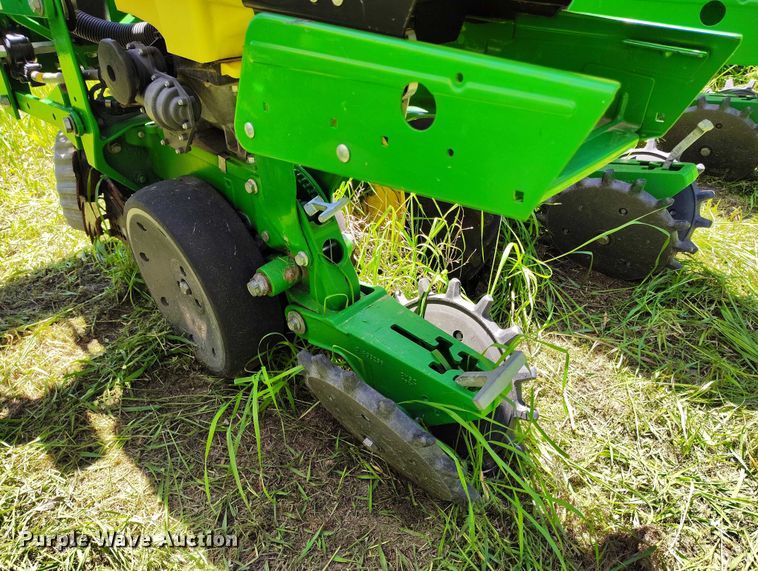 image for item DP4960 2015 John Deere 1725 planter