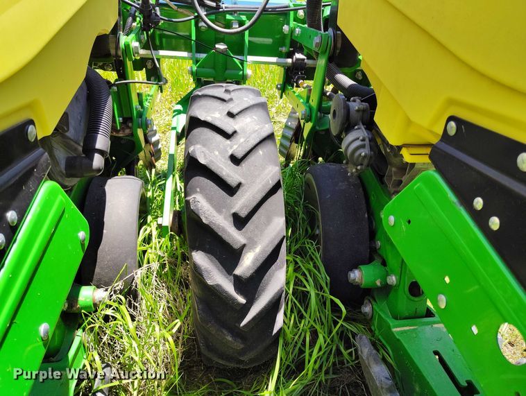 image for item DP4960 2015 John Deere 1725 planter