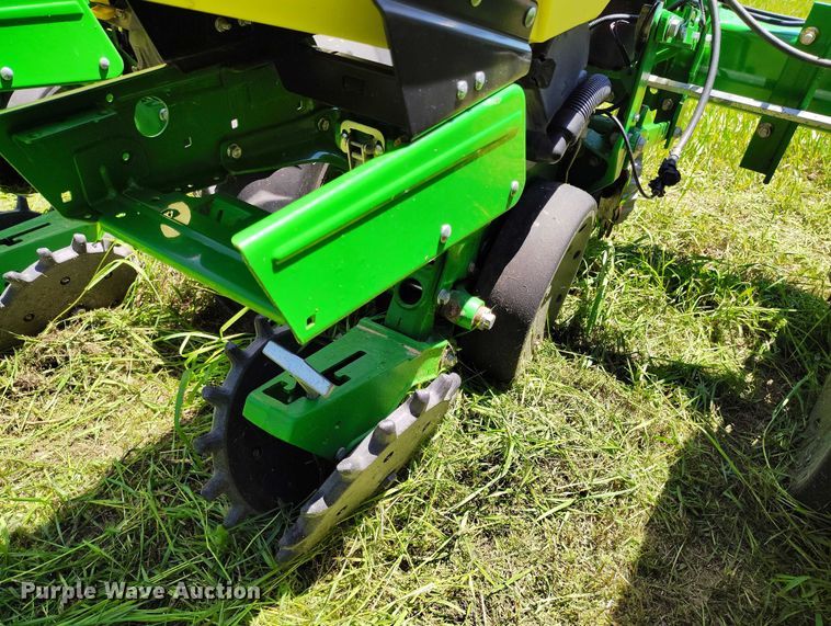 image for item DP4960 2015 John Deere 1725 planter