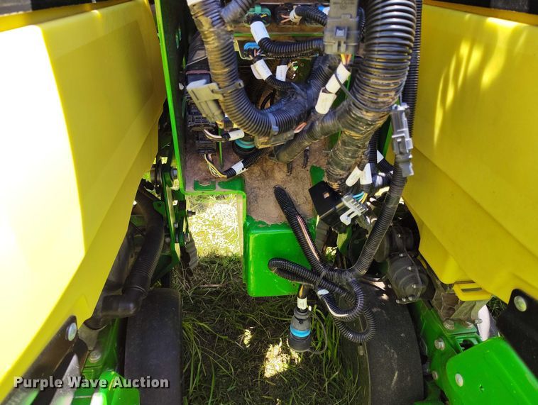 image for item DP4960 2015 John Deere 1725 planter