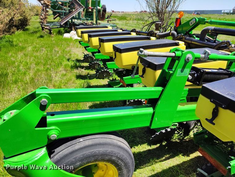 image for item DP4960 2015 John Deere 1725 planter