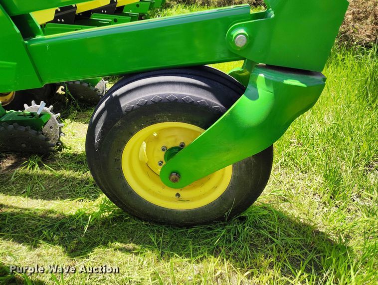 image for item DP4960 2015 John Deere 1725 planter