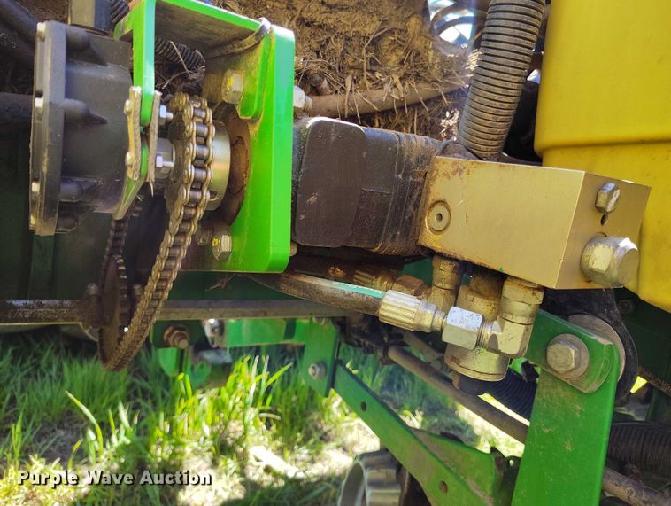 image for item DP4960 2015 John Deere 1725 planter