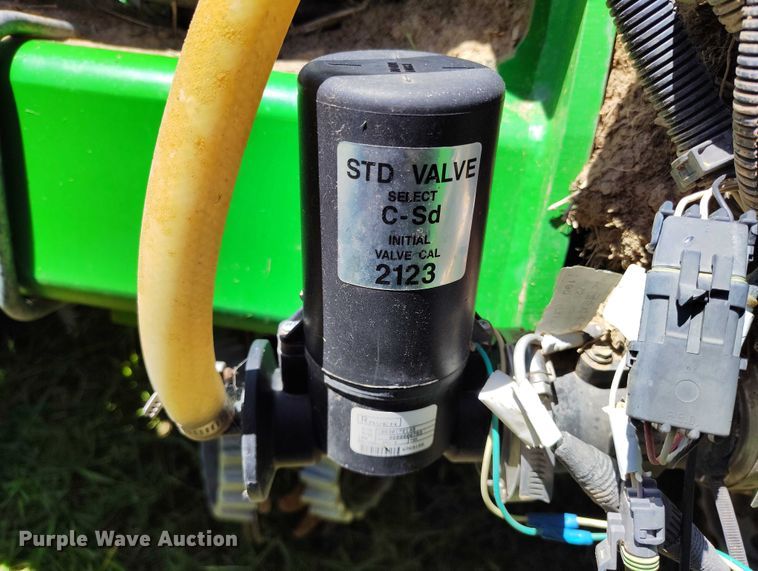 image for item DP4960 2015 John Deere 1725 planter