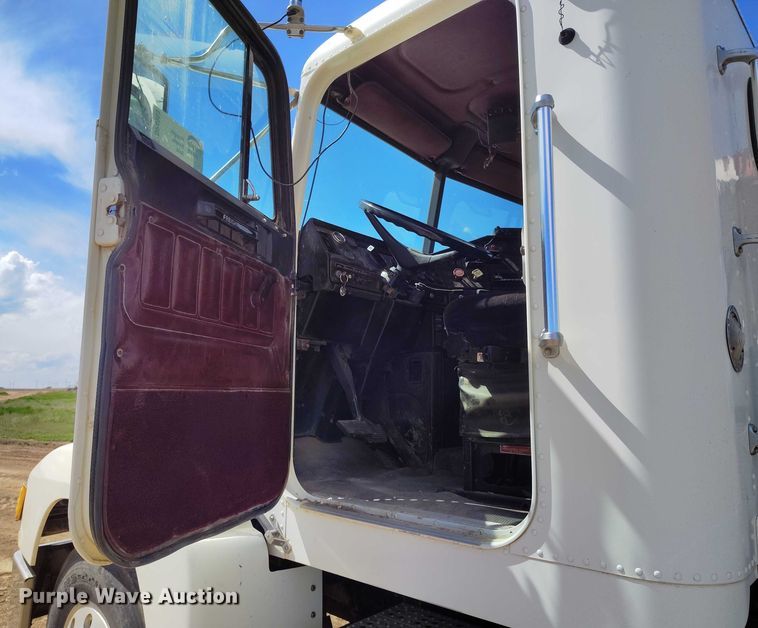 image for item DP4963 1989 Freightliner FLD semi truck