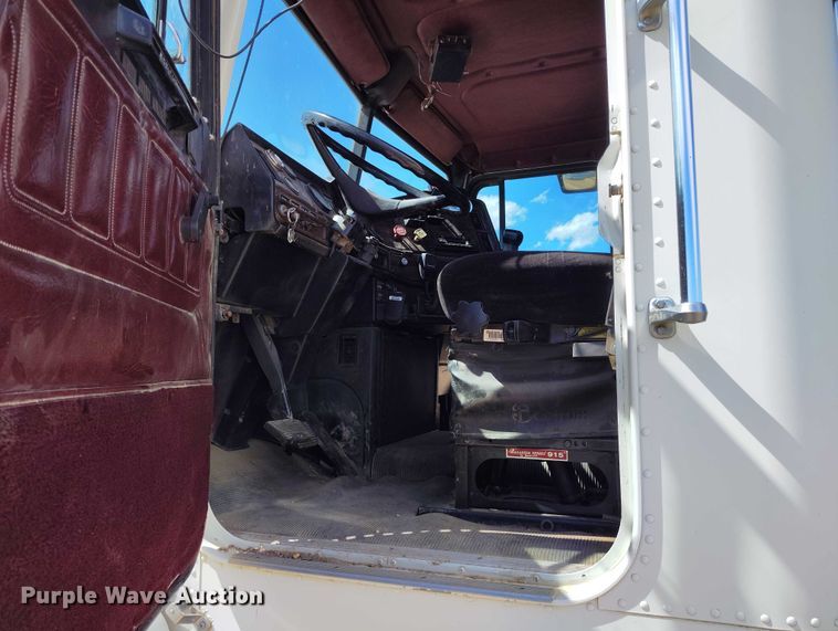 image for item DP4963 1989 Freightliner FLD semi truck