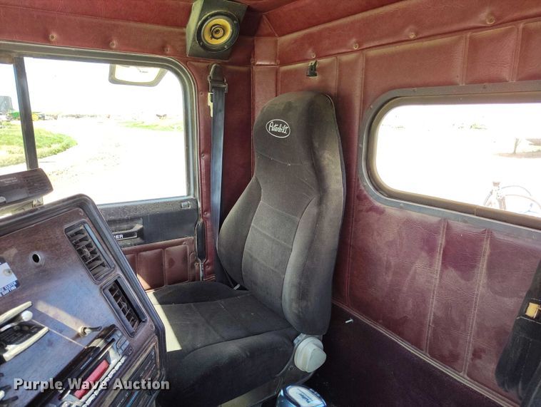 image for item DP4963 1989 Freightliner FLD semi truck