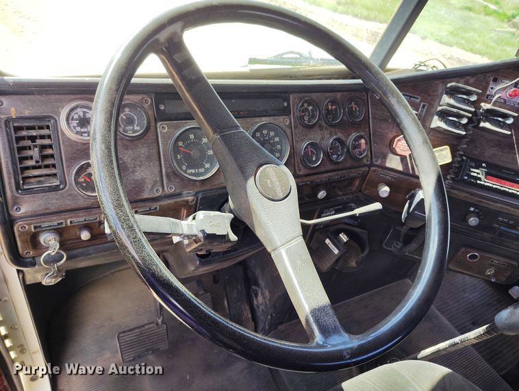 image for item DP4963 1989 Freightliner FLD semi truck