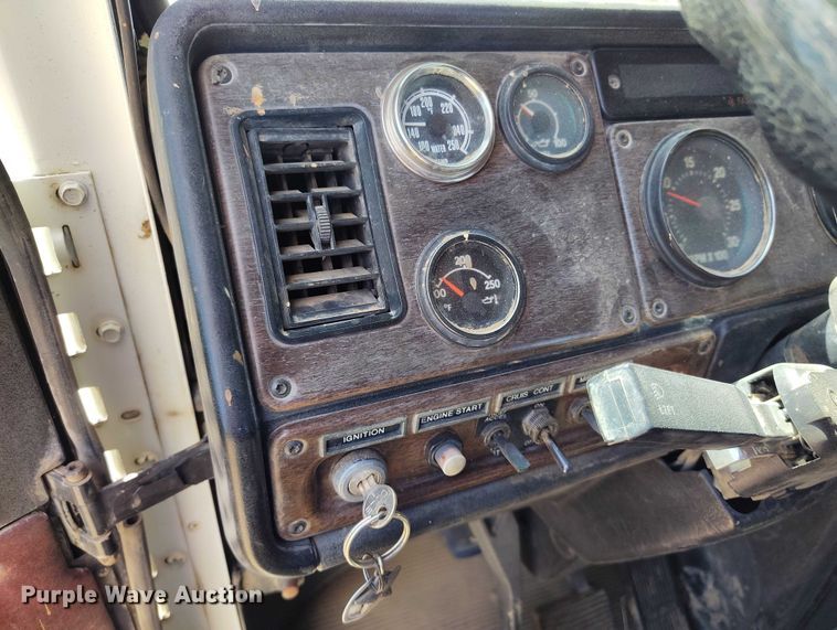 image for item DP4963 1989 Freightliner FLD semi truck