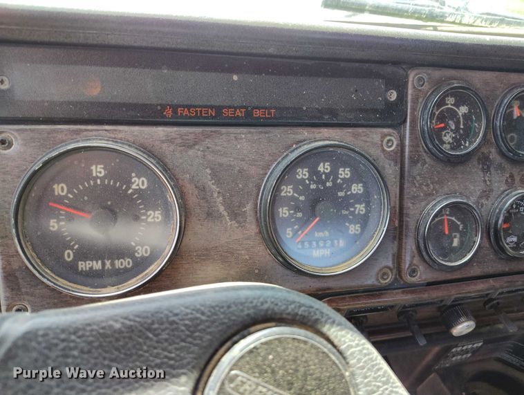 image for item DP4963 1989 Freightliner FLD semi truck