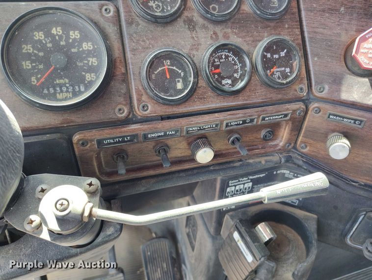 image for item DP4963 1989 Freightliner FLD semi truck