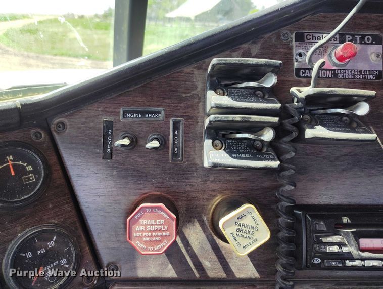 image for item DP4963 1989 Freightliner FLD semi truck