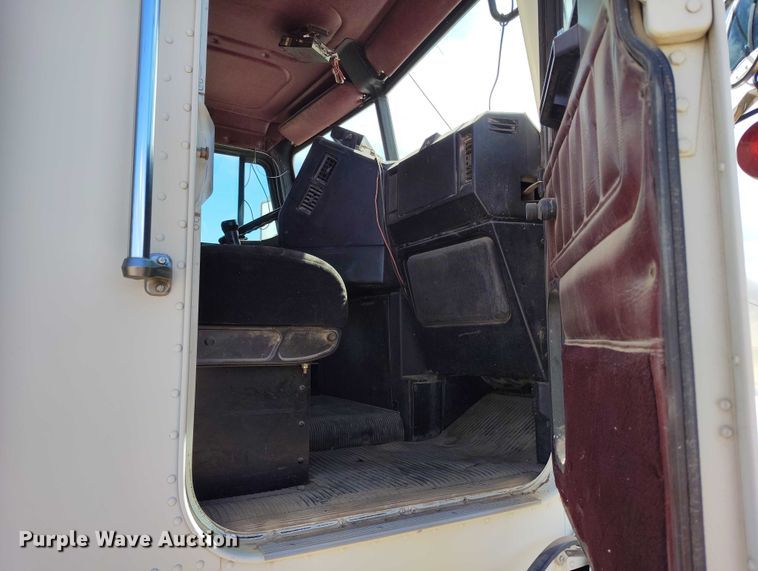 image for item DP4963 1989 Freightliner FLD semi truck